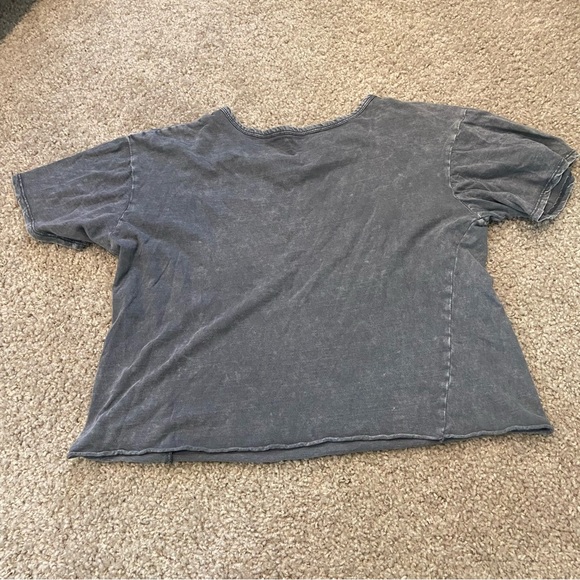 Crop top. - Picture 3 of 3